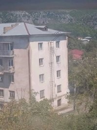 Вполне можно спускаться с внутренней стороны.