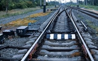 Ложится под поезд - легко: на железке есть "планки нижней негабаритности", они нужны, что б выявить торчащие снизу посторонние предметы или выпавшие детали. Это надо, что б поезд не сносил всякие ящики управления между рельсами и т.п. Ложишься возле этой планки, если она выше - то поезд тебя не заденет. Если не выше - топай домой и садись на диету, жиртрест.
