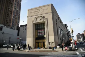 Кстати из той же нашей переписки, фото что я тебе показал.
И бомжи присутствуют
Но тебя, это конечно же не убедило.
И правда, ну откуда в ВЕЛИКАМ ПЕНДОСТАНЕ бомжи?