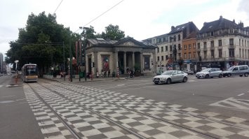 Ну, об этом и речь. Раньше я тоже ничего не видел. Потому, что маршрут по местам там где всё для туристов, там и сейчас боле менее нормально. И дело не в агрессии, как я сказал, а в ощущениях, когда идёшь в отель  и думаешь, хорошо бы за светло успеть. И не потому что с тобой обязательно, что то случится, может и нет, скорее всего нет. Но ощущение, что случится. В этом смысл. А так, да, езди по тихим городам, деревням, выбирай маршрут и всё будет красиво. Жаль, только что теперь, это именно надо выбирать, а не просто ткнул пальцем в район любой и поехал. На фото, Брюссель. практически центр. Вот так вот ткнул и поехал, вроде центр, как там может быть плохо?)) Ага, весь отдых на смарку. Вечером думаешь, надо за светло вернуться. Ни одного бельгийца, одни арабы, дети, к которым лучше не подходить, я их снял с другой стороны улицы.