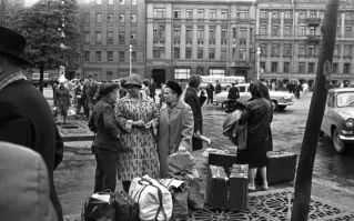 Ленинград, Московский вокзал, выход на Лиговку. В доме с большими витринами был кондитерский магазин. Потом там открылся шубный салон "Снежная королева". Сейчас не знаю что.