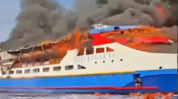 Не было их там. Только надувные спасательные плоты ("бочки" по краю палуб), чего в общем-то для такого судёнышка достаточно. Но сбросить их почему-то не смогли, видно их на второй фотке в огне.  Возможно потому, что гореть начало именно сверху.