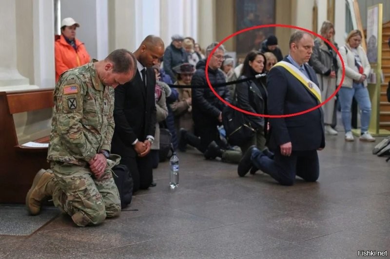сучонка на поводок посадили???