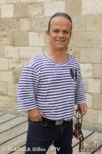 Это не он случайно тут за водителя?