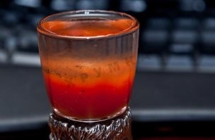 А мне нравится слоистый салат из водки и томатного сока со специями.