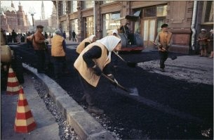 Еъалом тыкнуть в это фото недочеловеков, которые распоряжаются класть асфальт в дождь и снег