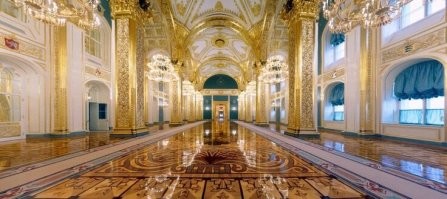 Обратите внимание как изменился Овальный кабинет с приходом Трампа. У него точно цыган в роду не было?


Тю, Трамп щенок. Подумаешь, кабинет позолотил. А целый зал слабо? А два?