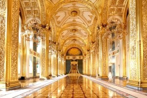 Обратите внимание как изменился Овальный кабинет с приходом Трампа. У него точно цыган в роду не было?


Тю, Трамп щенок. Подумаешь, кабинет позолотил. А целый зал слабо? А два?