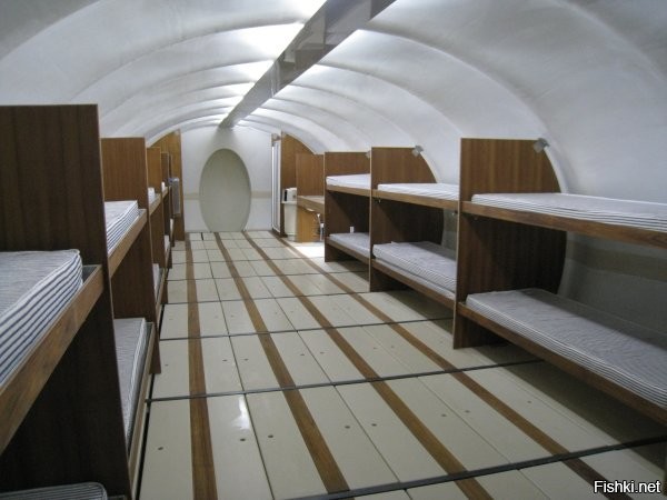 Подвалы старинных поместий Латвии хотят переделать в бомбоубежища



В Латвии в приграничном Латгальском регионе предложили переделать под бомбоубежища подвалы старинных поместий.
Председатель Совета по развитию Латгальского региона планирования Сергей Максимов назвал это хорошим решением, но отметил, что всё упирается в финансы, передаёт портал латвийских общественных СМИ LSM.
“
"Старые поместья и старинные здания служат хорошим убежищем, но там нет инфраструктуры: воды, света, канализации, нет вентиляции",   отметил чиновник.
В Латгалии подземные помещения в уже имеющихся зданиях готовятся переоборудовать под убежища третьей категории (это означает, что они должны защищать от взрывной волны и осколков, возникающих при взрывах и различных бедствиях.   Ред), но чиновники отмечают, что подходящих помещений имеется не много.

Убежища планируется обустраивать на средства Евросоюза   по пять объектов в каждом из пяти приграничных самоуправлений. Всего Латвия получила на эти цели около 22 млн евро из Европейского фонда регионального развития (ERAF), сообщается в публикации.

Весной власти Латвии одобрили список из 570 муниципальных и государственных объектов, где можно с привлечением средств ERAF обустроить убежища третьей категории. МВД страны отмечало, что заявленные 570 объектов   только начало, и Латвия продолжит добиваться финансирования от ЕС для дальнейшего развития сети убежищ.

В Латвии с советских времён сохранилось несколько убежищ, при этом выяснилось, что в Риге все убежища находятся на правом берегу реки Даугавы, поскольку в годы СССР вероятный противник находился на западе. Теперь же латвийские чиновники решают вопрос об оборудовании убежищ на другом берегу. Ни у кого нет информации и о том, сколько людей может укрыться в имеющихся убежищах при необходимости.
Эксперты отмечали, что Латвии потребуются десятилетия, чтобы достичь того уровня безопасности бомбоубежищ, который есть в Финляндии.

Финские власти начали массовую инвентаризацию убежищ в ноябре 2022 года. Все имеющиеся в стране укрытия пересчитали и проверили их на соответствие требованиям гражданской защиты. Выяснилось, что в стране с населением 5,5 млн человек имеется 50,5 тыс. убежищ, способных вместить 4,8 млн жителей.

Латвия, Литва и Эстония создают на своих границах с Россией так называемую Балтийскую линию обороны, в рамках которой Эстония намеревается обустроить 600 бункеров на приграничных землях. У границы с Россией эстонцы в июне начали копать противотанковый ров шириной 4 м и глубиной 3 м.
    

Деньги на дороге не валяются, есть повод якобы российская угроза, Латвия получила на развитие убежищ около 22 млн евро из Европейского фонда регионального развития.
Потом можно будет выращивать шампиньоны в этих подвалах...