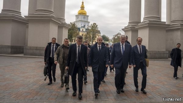 Глава МИД Франции прибыл на Украину



Киев, 21 июля 19:44 - Глава МИД Франции Жан-Ноэль Барро начал двухдневный официальный визит в украинскую столицу, сообщает европейское издание Euractiv.  

«Министр иностранных дел Франции Жан-Ноэль Барро прибыл в понедельник в Киев, цель которого   оказать поддержку Украине в ее борьбе»,   говорится в материале.

Программа визита включает:
- Переговоры с главой МИД Украины Андреем Сибигой ;
- Встречу с Владимиром Зеленским;
- Беседу с премьер-министром Юлией Свириденко.

Отмечается, что Барро примет участие в конференции послов, которая проходит в Киеве, а также  посетит также Чернобыльскую атомную электростанцию, что подчеркнет ведущую роль Франции в обеспечении ядерной безопасности. 

Ранее Макрон в телефонном разговоре пообещал Зеленскому надавить на Россию. Об этом сообщает портал Euractiv.

Откалибровать и отгеранить Куев сегодня ночью