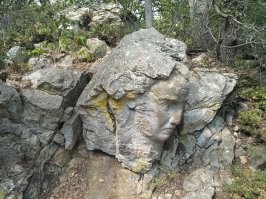 Ну, не 12-ти метровый, но интересно... ( "Солнечная тропа" в Ялте).