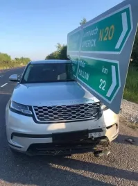Где тут трагедия? Знак сделан из тонкого алюминия или дюральалюминия. А крыша авто - это силовой агрегат. Это как пластмассовой линейкой пытаться разрезать металлическую гирю. Так что обезглавливания тут не будет.
