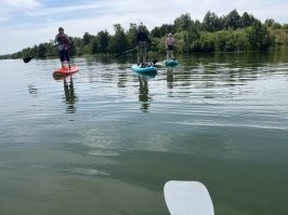 Вроде и толпой, но ты один.
Захотел общаешься, захотел подотстал или угреб вперед.
А ходить лучше по озерам или старицам. Волны нет, ветер не критично.
По течению тоже прикольно, но с заброской - выброской проблемы определенные.
Есть и моторка и лодки/каты для сплава, но сап это 1-4 часа. Можно вечерком. Не сдуваю, вожу на крыше.
Мышцы другие работают.