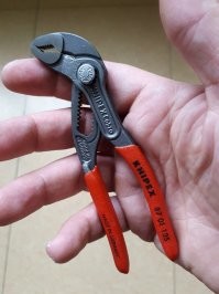 В походе может захватить всё, что горячее (сковородку, шампур, крышку кастрюли, саму кастрюлю, замок дверцы печки открыть, всё что ты холодное мог взять рукой, но он "двумя пальцами" хватает так и держит, что живыми руками так не удержать). Вынуть гвоздь, выкрутить шуруп, открутить и закрутить любую гайку, скрутить проволоку, зацепить и вынуть какой-нибудь колышек глубоко забитый в землю, он на столько качественно сделан, что и занозу подцепит и вытащит её. Заменяет твои два мягких пальца указательный и большой стальными челюстями с минимальным зазором зацепа и силой аллигатора.   Это не реклама. Это совет приобрести такую штуку.