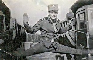 Пожарный из Уральска повторил трюк Ван Дамма между двумя машинами