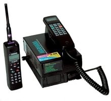 Это был телефон Сенао и Моторола но это был не сотовый телефон а ретранслятор . У моих антенна тогда выдвигалась примерно больше метра :) а вот такая антенна у нас стояла на крыше + усилители и телефон работал почти за 100 км и причем стабильно и даже в предгорьях Алма-Аты . У нас база была на 4 телефона + вот такой вот блок у отца в машине стоял .