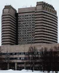 Онкоцентр в Москве. Реально это здание давит на мозг. Особенно в темное время суток, когда врубается алая подсветка а на крыше загораются красные заградительные фонари. Брррр.