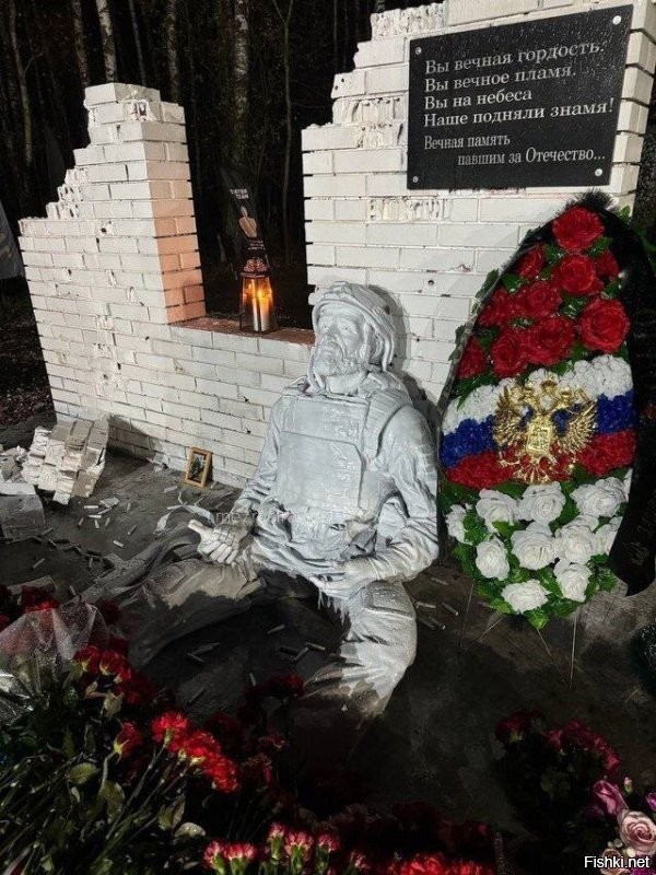 Пока самое сильное впечатление на меня произвнл памятник в Ногинске. Здесь плохо видно, но у бойца на памятнике оторвана ступня на ноге.