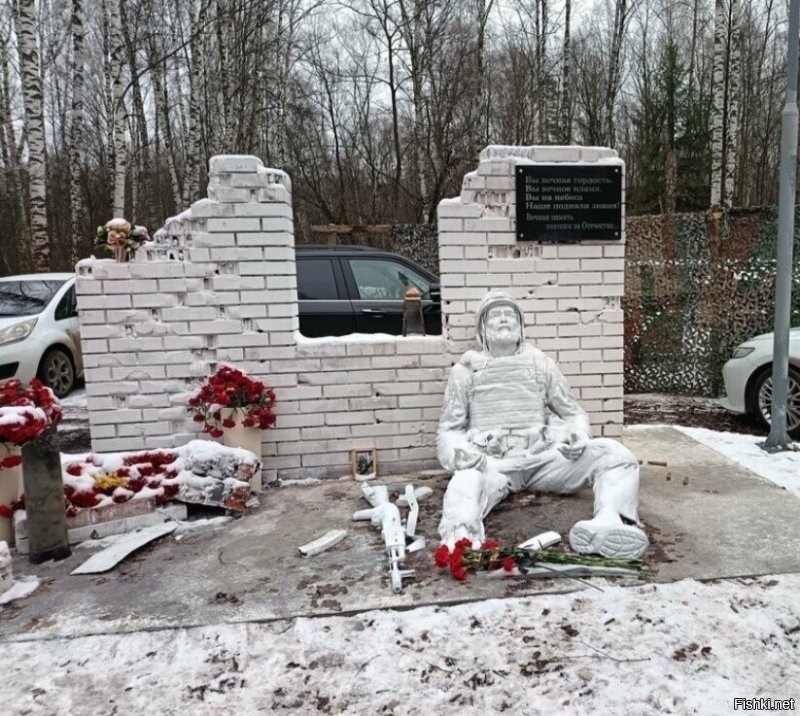 Пока самое сильное впечатление на меня произвнл памятник в Ногинске. Здесь плохо видно, но у бойца на памятнике оторвана ступня на ноге.