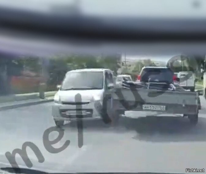Прицеп вылез на встречку.
