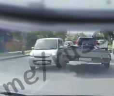 Прицеп вылез на встречку.