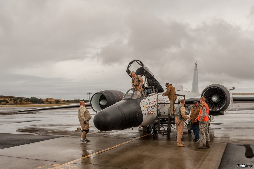 Да.

На фото:
Заправка WB-57F Canberra, принадлежащего NASA, на авиабазе ВВС Португалии Лайес (Lajes Field), сентябрь 2012 г.