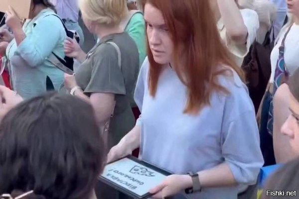 Депутат Рады Безуглая  требует отставки Сырского



Киев, 24 июля 2025, 22:31 -  Депутат Верховной рады Марьяна Безуглая, регулярно критикующая руководство Вооруженных сил Украины (ВСУ), вышла на митинг в Киеве против давления властей страны на Национальное антикоррупционное бюро (НАБУ) и Специализированную антикоррупционную прокуратуру (САП). Об этом сообщило издание "Страна", опубликовав соответствующее видео.

На записи видно, что депутат держит в руках табличку "Отставка [главкома ВСУ Александра] Сырского". Однако акция Безуглой не понравилась некоторым митингующим. На записи видно, как ее пытаются выгнать с акции и обвиняют в предательстве.

В настоящий момент митинги против действий Владимира Зеленского в отношении НАБУ и САП проходят в Киеве, Львове, Ровно, Тернополе, Харькове и Хмельницком.
  
ЗЫ
Депутат Рады Безуглая должна требовать отставки Зеленского, а потом Сырского следом за ним...