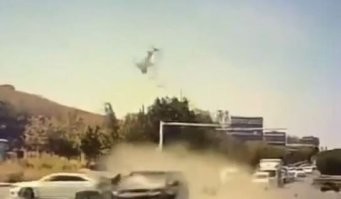 только с пятого раза просмотра "на паузе" смог определить куда растворился водитель байка...