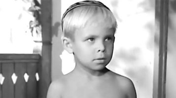 Полуголый неадекват бросался на машины и залезал внутрь