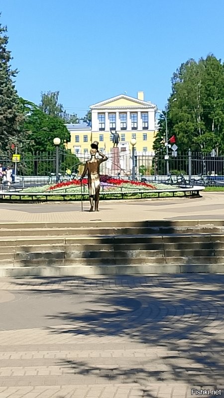 Владимир Ильич и Георгий Вицин приветствуют друг друга.)