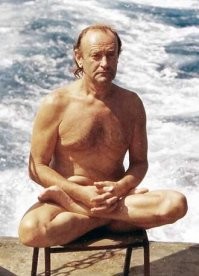 Курилов Слава прыгнул с кормы с высоты более 12 метров. Чудом избежав попадания под винты теплохода, он надел ласты, маску и трубку и вплавь направился к берегу. Без сна, еды и питья, не имея морского снаряжения, Курилов плыл в открытом океане почти трое суток. Он остался жив, выбравшись на берег острова Сиаргао (Филиппины). Из-за проблем с навигацией и течениями, планируемые восемнадцать километров превратились в почти сто. 
Забавный персонаж. Совершил побег из СССР в 1974году с борта корабля в открытом океане.
 В инете про него всё есть.