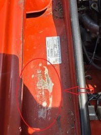 Так вот эксперты авто,вам еще работки привалило.Почему типа в идеале копейка))))А вот здесь кто-то наждачкой приложился и именно в этом месте.С какой целью?