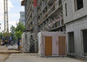 В 80-х в Союзе сантехкабинки полностью в сборе в девятиэтажках ставили. Уже готовые с сантехникой. Этаж подняли, в нужные места краном кабинки воткнули, к стоякам подцепили и готово. Следующий этаж перекрытие положили, стены воткнули и снова кабинок понаставили...