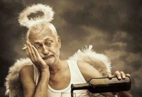 Его ангел-хранитель каждый раз после спасения...