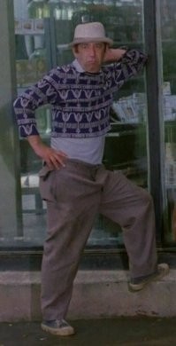 Что-то я не пойму раньше мода такая была на короткие свитера.