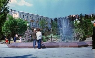 А где "купальщица"? 
А пляж пансионата "Донбасс", никогда Солнечным не назывался... (и канатной дороги этой уже давно нет... печально всё это...)