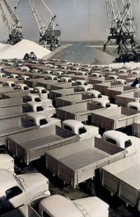 1970-е годы. Горький. Отгрузка грузовиков в речном порту.