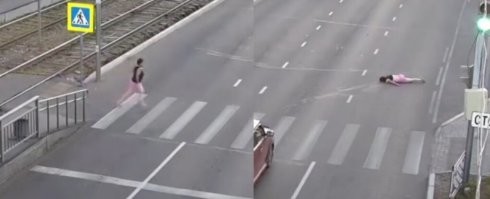 О чём люди думают, ведь не ребёнок? Страшно и больно смотреть на эти кадры - вот она бежит, живая и здоровая, а вот уже как кукла, брошенная на асфальте.
