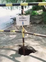 На противоположной стороне Земли от Сиднея находится Атлантический океан, ближе к побережью Западной Африки. Точнее, это место находится примерно в 19 000 км к северо-западу от Сиднея, между Гвинейским заливом и побережьем Бразилии.