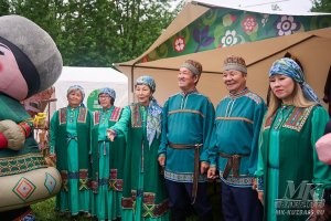 Безусловно нацизм это плохо. Только русским нацистом может быть и татарин и осетин - да и я ничего не имею против праздника Сабантуй. Фотки ниже с него. Обрати внимание на радостные и человеческие лица участников. 

А на видео это те - которых надо брать за ноги и бить об стену - не разбираясь в национальностях. Вот здесь без нацизма обойтись нельзя. Или - думаешь это животное (и те кто за неё заступался) - понимают человеческий язык??? Слово нельзя этому животному непонятно. И обрати  внимание на вахабита, а одет он именно по вахабитски - он понимает, что в месте, откуда он приехал - в таких штанах и без носок ходить нельзя, а в Москвабаде - ему можно. Можно всё.