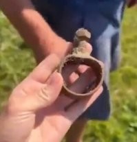 Мужик никогда не видел крепления косы к окосеву? А понтов-то - хозяйственный! Эх, потерянное поколение....