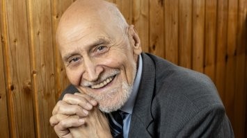 - Типичная картина - стая беложопых макак формирует иерархическую структуру. Давайте не будем им мешать, а просто понаблюдаем - это их обычное поведение.