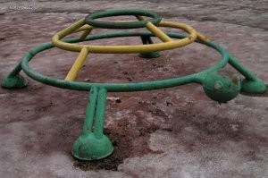 "Черепаха" вот такая была. А это именно "Паутинка". У нас два брата-погодки во дворе жили, любимый снаряд у них был. Могли часами по ней во всех плоскостях друг за другом носиться. Итог: один гимнаст, второй промальп)))