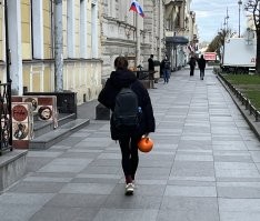 В Питере с дамами надо поаккуратнее. Там не только сдачу могут выдать.