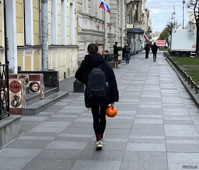 В Питере с дамами надо поаккуратнее. Там не только сдачу могут выдать.