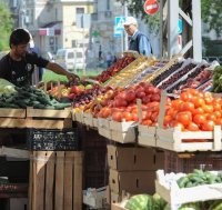 В большинстве случаев продукты в палатках продают мигранты, приехавшие в Россию на заработки, поэтому вопрос социальной ответственности перед покупателями не всегда является приоритетом, напоминают эксперты.

Поэтому при переводе денег на карту уличному продавцу есть риск, что средства попадут к лицам, связанным с терроризмом, и покупатель фруктов и овощей неосознанно может стать спонсором тяжкого преступления
_____________
Ну да, надо покупать недозрелое гавно в сетевых супермаркетах. Хотя, в той-же "Пятёрочке", я что-то не наблюдаю русских лиц среди персонала.