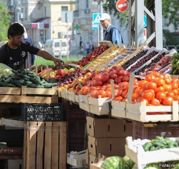 В большинстве случаев продукты в палатках продают мигранты, приехавшие в Россию на заработки, поэтому вопрос социальной ответственности перед покупателями не всегда является приоритетом, напоминают эксперты.

Поэтому при переводе денег на карту уличному продавцу есть риск, что средства попадут к лицам, связанным с терроризмом, и покупатель фруктов и овощей неосознанно может стать спонсором тяжкого преступления
_____________
Ну да, надо покупать недозрелое гавно в сетевых супермаркетах. Хотя, в той-же "Пятёрочке", я что-то не наблюдаю русских лиц среди персонала.