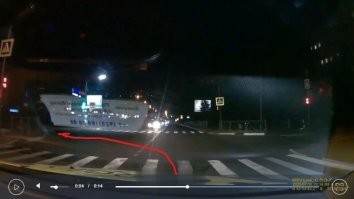 Пересекаемая дорога является односторонкой. Выезжал он через прерывистую линию, в левый ряд. Так что его траектория укладывается в требования ПДД