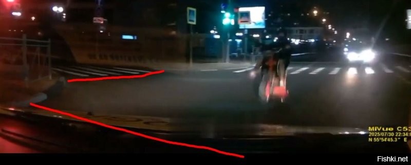 По факту ДТП произошло хоть и в зоне перекрёстка, но не на пересечение дорог. Поэтому авто виноват за выезд на встречную полосу, а перекресток уже как бы и ни причём.