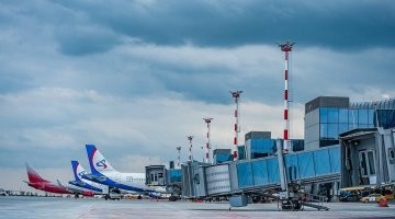 Мало вы летали.. У тех, кто летает часто ,отработана тактика - выйти первым, встать возле дверей автобуса. Когда автобус приедет - первым выскочить и занять очередь на контроль. 
 Ну и - не всегда автобус, всё чаще причаливают напрямик к терминалу. А там - кто первый вышел из самолета,тот первый на контроль.